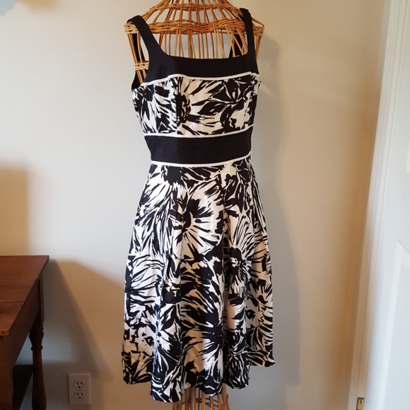 White House Black Market Dresses & Skirts - *White House Black Market Cocktail Dress Size 6
